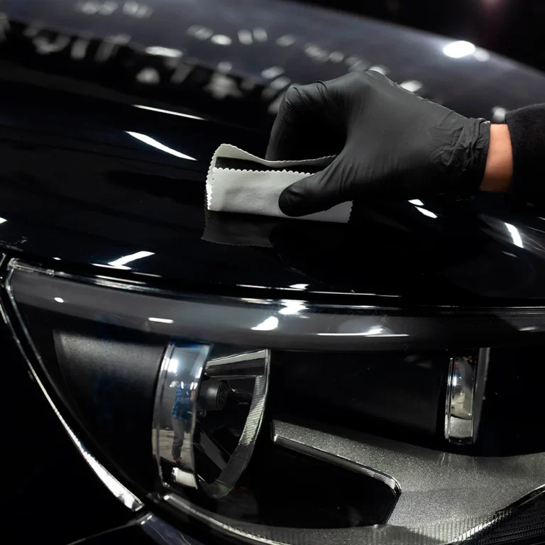 Keramische coating auto wordt aangebracht op de lak voor langdurige bescherming en een diepe glans.