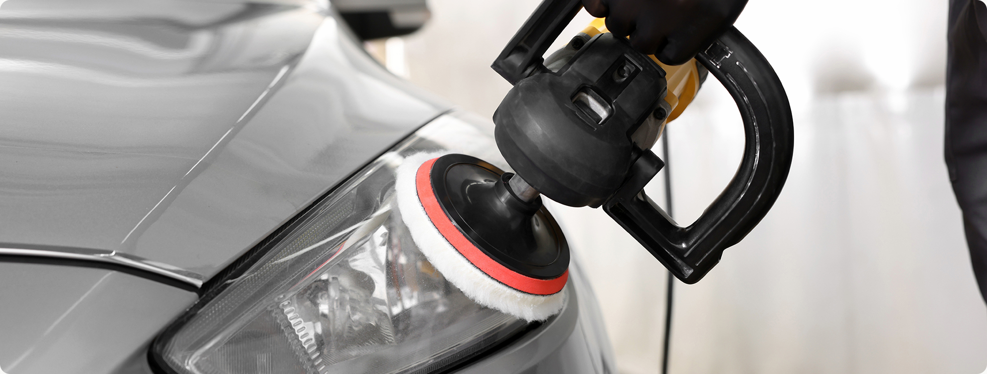 Koplampen herstellen door een autokoplamp professioneel te polijsten met een polijstmachine.